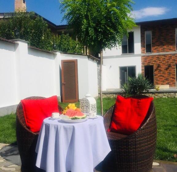 تختخواب و صبحانه Garden Lounge