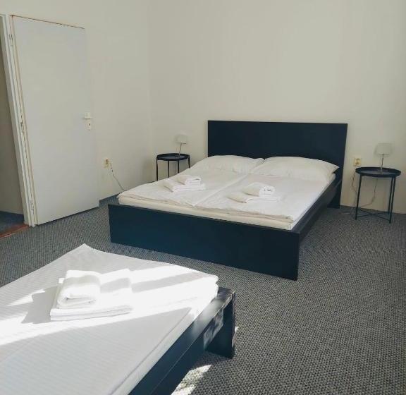 פנסיון Pivovar Malý Janek   Restaurace, Penzion A Stany