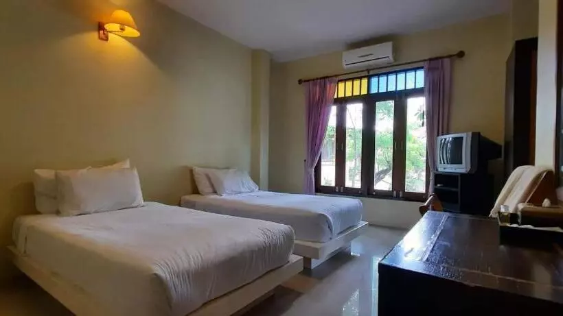 هتل Baan Talay See Cream Resort