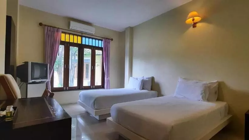 هتل Baan Talay See Cream Resort