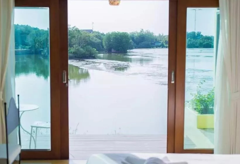 هتل Baan Talay See Cream Resort