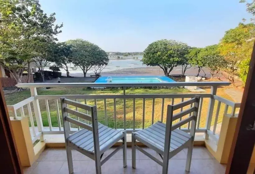 هتل Baan Talay See Cream Resort