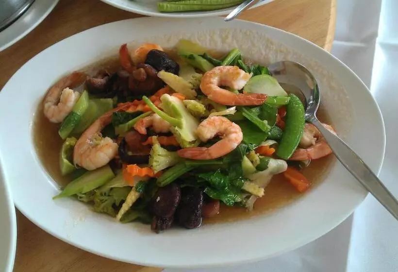 هتل Baan Talay See Cream Resort