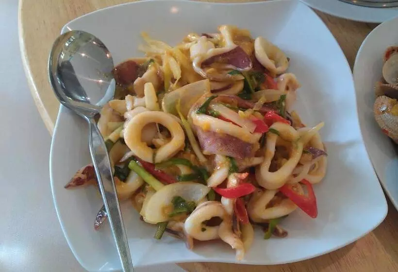 هتل Baan Talay See Cream Resort