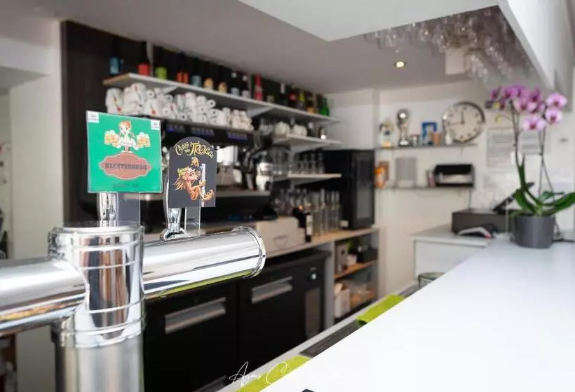 Hotelli Logis Du Champ De Mars