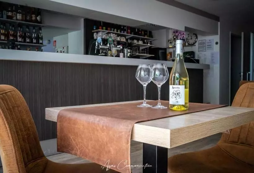 Hotelli Logis Du Champ De Mars