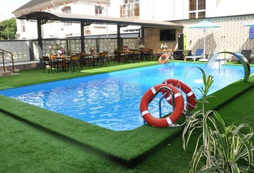 Springhill Hotel & Suites