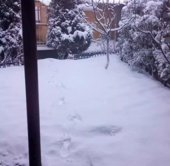 ホテル Snow King Retreat  Himalayan View , Revolving Restaurant , Pinewood Cottages , Huts , Villas , Rooms