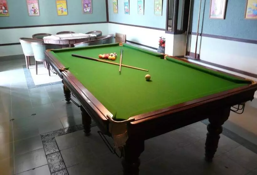 ホテル Snow King Retreat  Himalayan View , Revolving Restaurant , Pinewood Cottages , Huts , Villas , Rooms