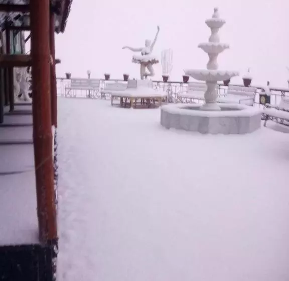 ホテル Snow King Retreat  Himalayan View , Revolving Restaurant , Pinewood Cottages , Huts , Villas , Rooms