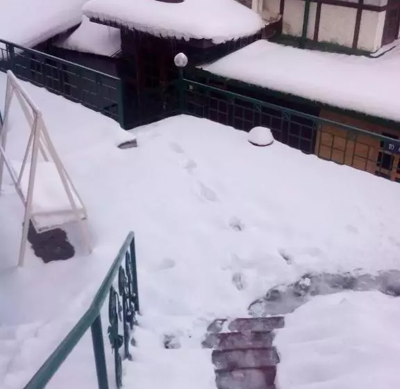ホテル Snow King Retreat  Himalayan View , Revolving Restaurant , Pinewood Cottages , Huts , Villas , Rooms