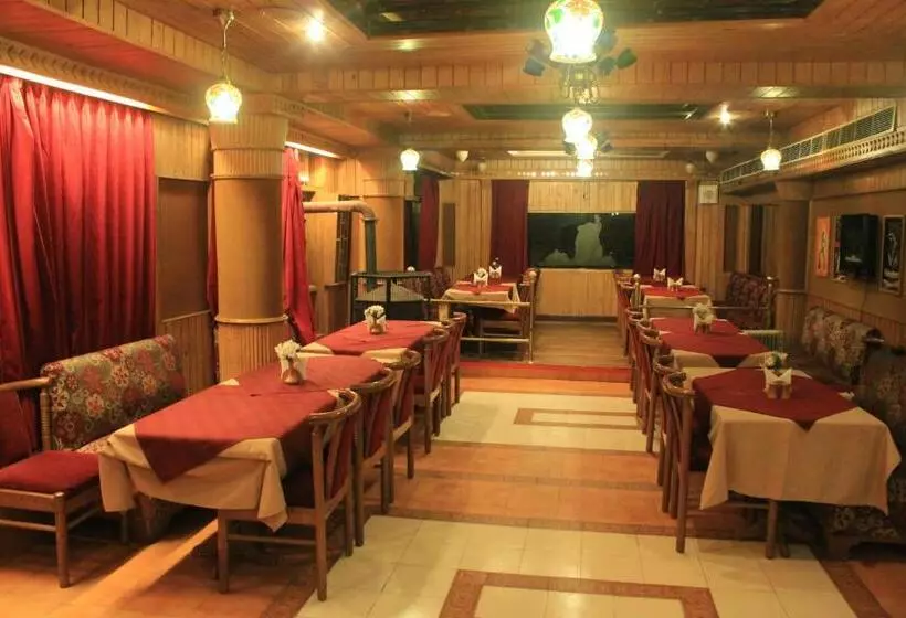 ホテル Snow King Retreat  Himalayan View , Revolving Restaurant , Pinewood Cottages , Huts , Villas , Rooms