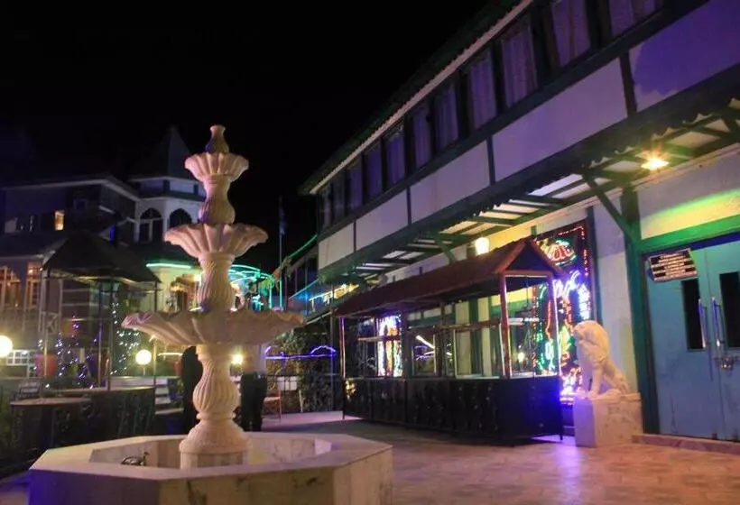 ホテル Snow King Retreat  Himalayan View , Revolving Restaurant , Pinewood Cottages , Huts , Villas , Rooms