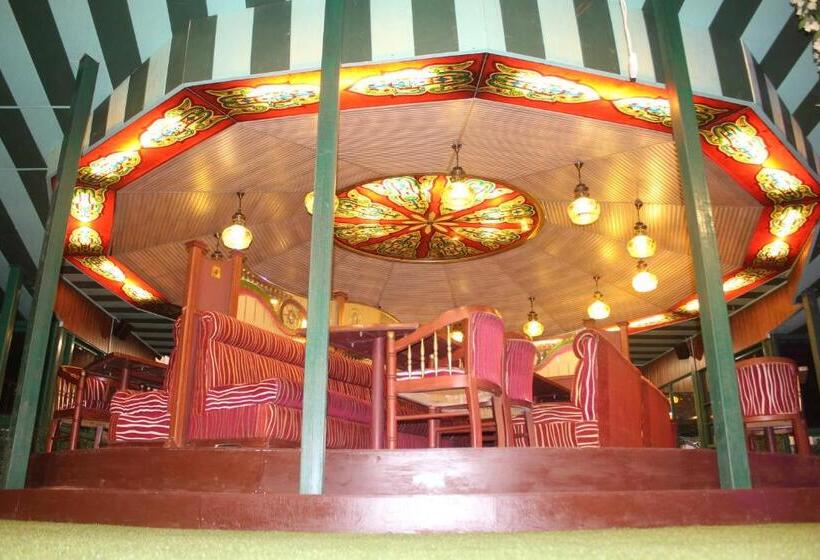 فندق Snow King Retreat  Himalayan View , Revolving Restaurant , Pinewood Cottages , Huts , Villas , Rooms