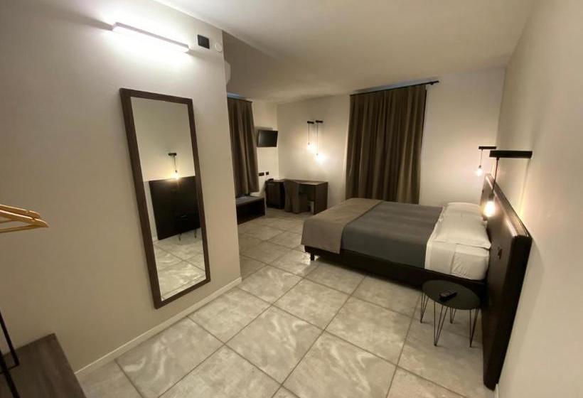 هتل Taverna Napoleone