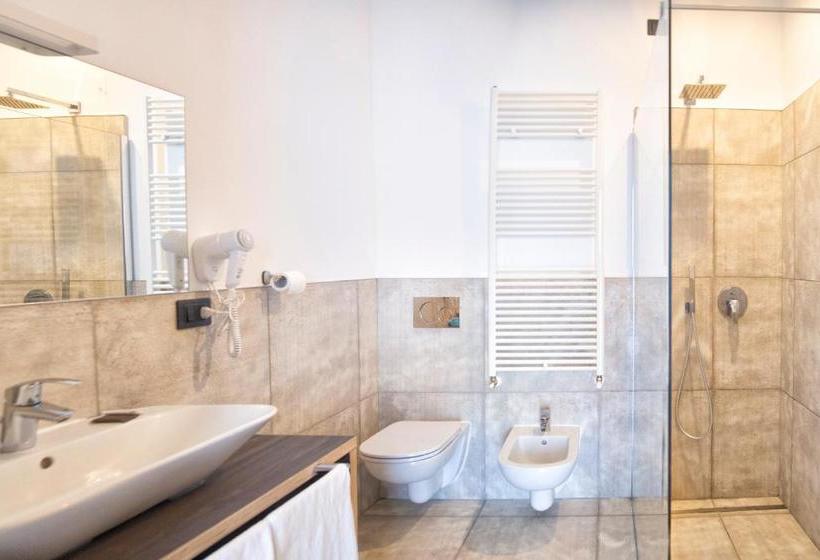 هتل Taverna Napoleone