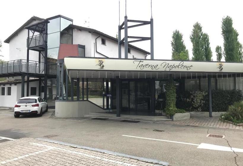 هتل Taverna Napoleone