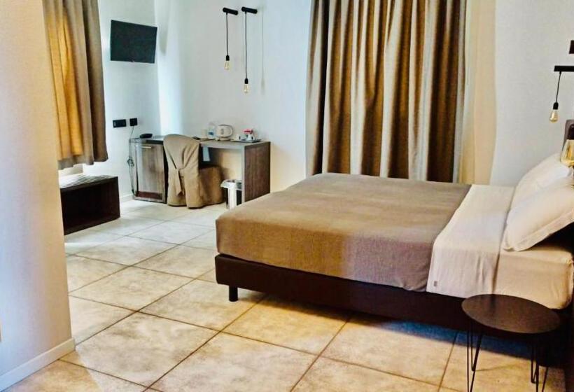 هتل Taverna Napoleone