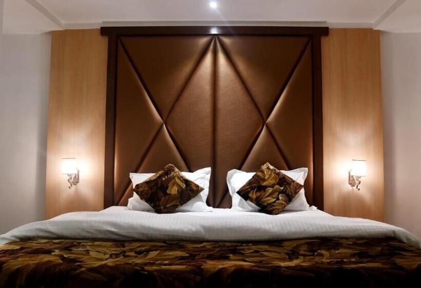 Отель Monarch Center Point Near Dahanu Beach, Bordi