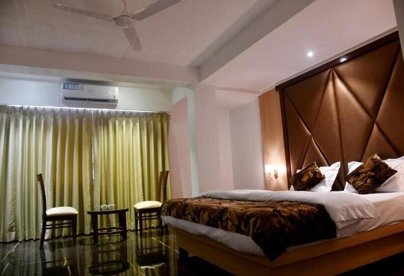 Отель Monarch Center Point Near Dahanu Beach, Bordi