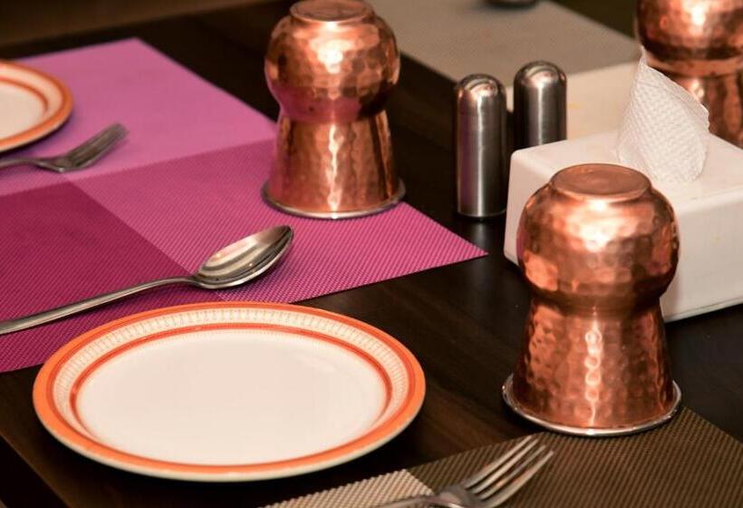 Отель Monarch Center Point Near Dahanu Beach, Bordi