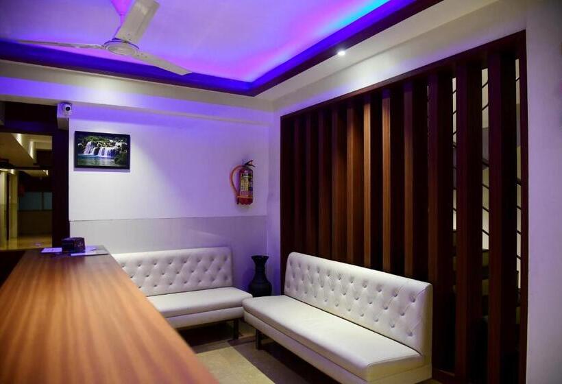 Отель Monarch Center Point Near Dahanu Beach, Bordi