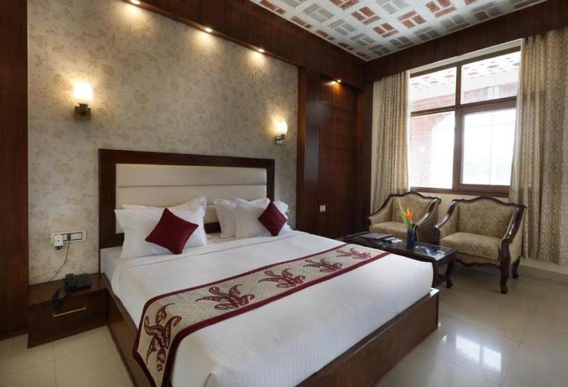 Отель Royale Resorts