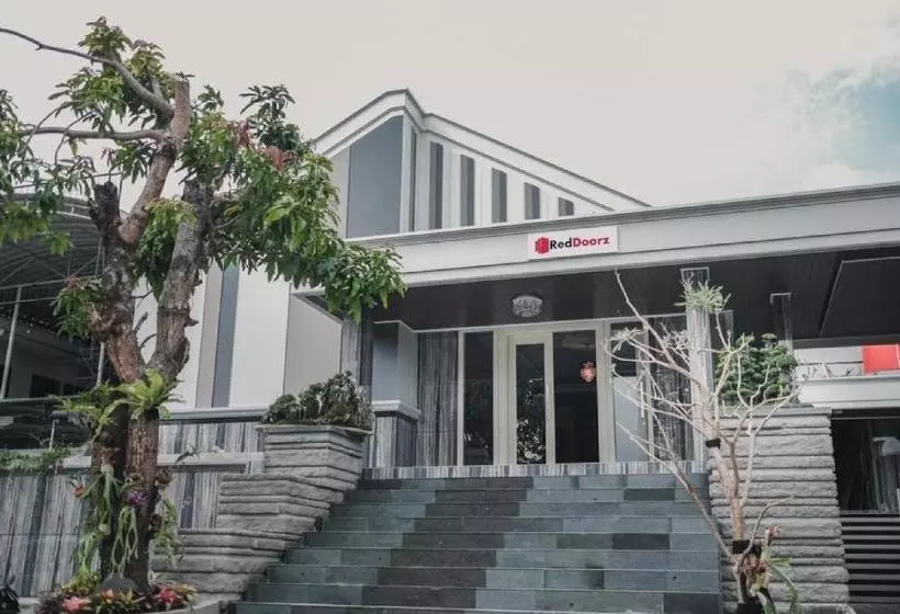 ペンション Reddoorz Plus @ Jalan Dr. Cipto Mangunkusumo Lampung