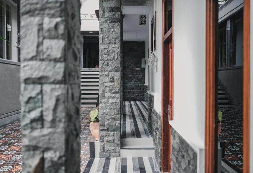 פנסיון Reddoorz Plus @ Jalan Dr. Cipto Mangunkusumo Lampung