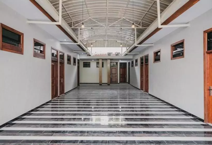 ペンション Reddoorz Plus @ Jalan Dr. Cipto Mangunkusumo Lampung