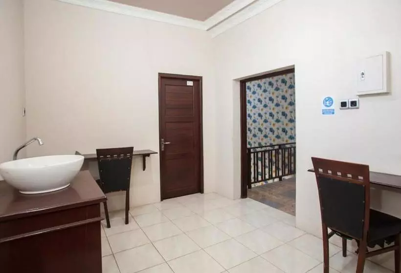 ペンション Reddoorz Plus @ Jalan Dr. Cipto Mangunkusumo Lampung