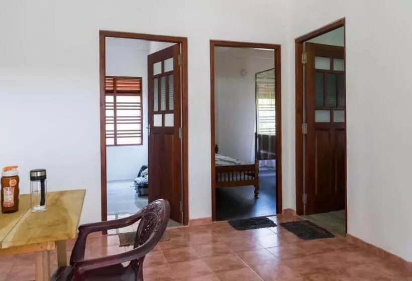 Majatalo The Wave Surf Inn Midigama