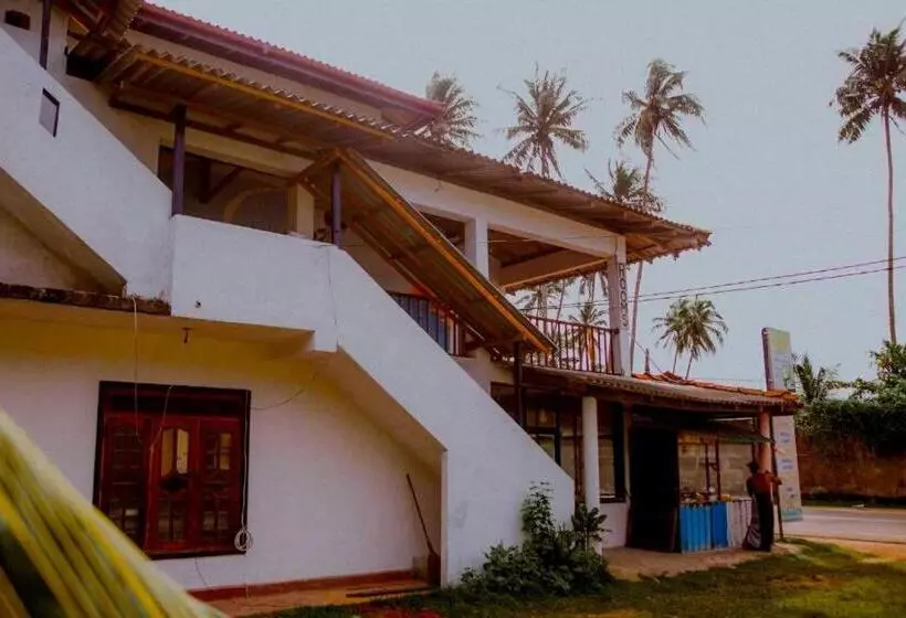 Majatalo The Wave Surf Inn Midigama