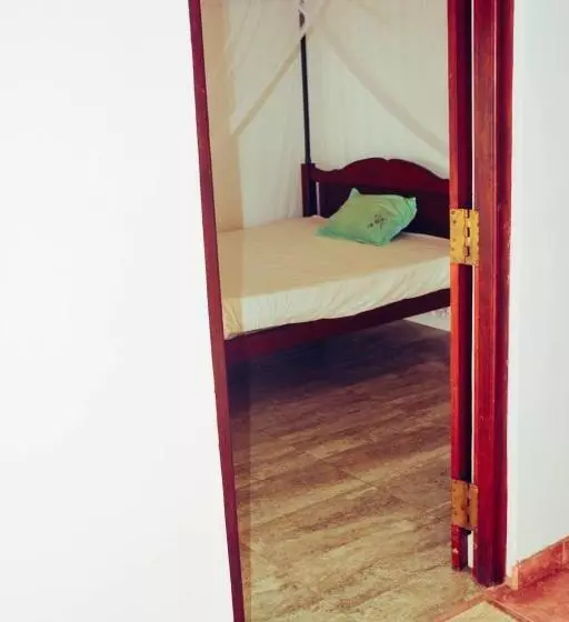 Majatalo The Wave Surf Inn Midigama