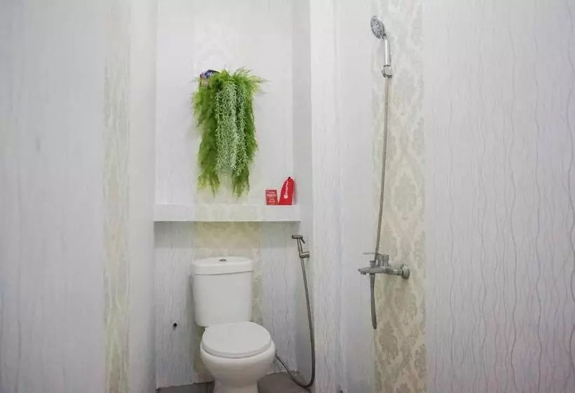 Hotelli Reddoorz Near Velodrome Malang 2