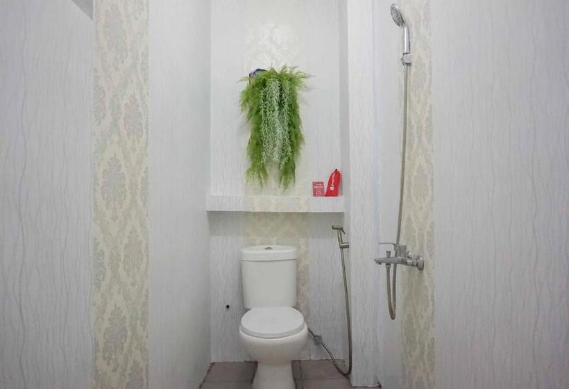 בית מלון כפרי Reddoorz Near Velodrome Malang 2