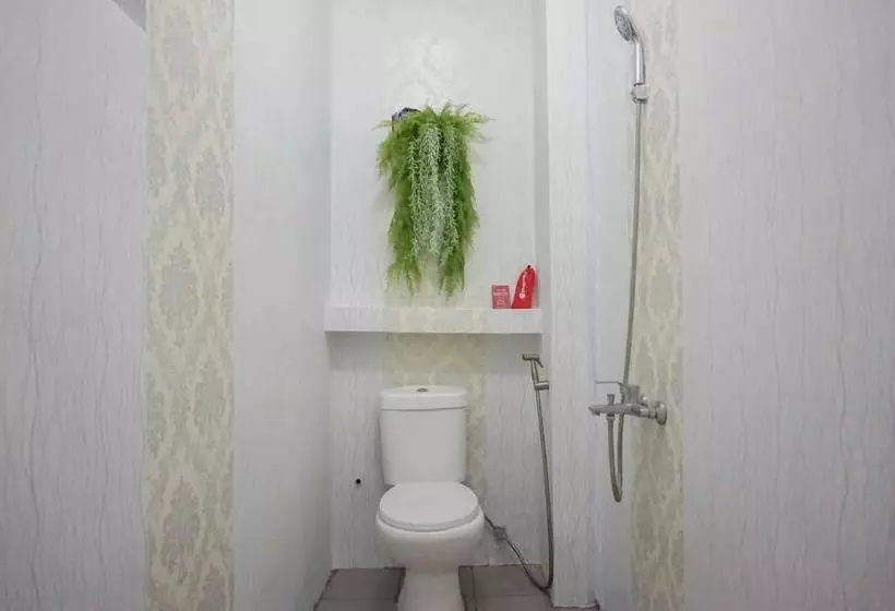 Hotelli Reddoorz Near Velodrome Malang 2