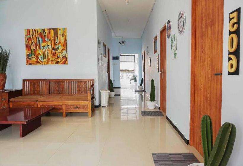 בית מלון כפרי Reddoorz Near Velodrome Malang 2