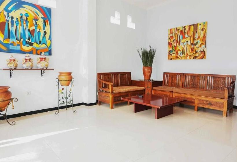 בית מלון כפרי Reddoorz Near Velodrome Malang 2