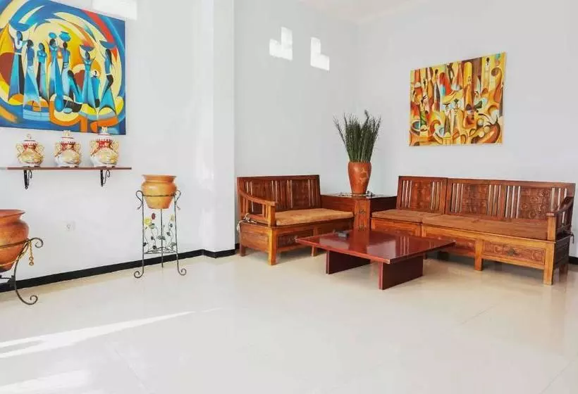 Hotelli Reddoorz Near Velodrome Malang 2