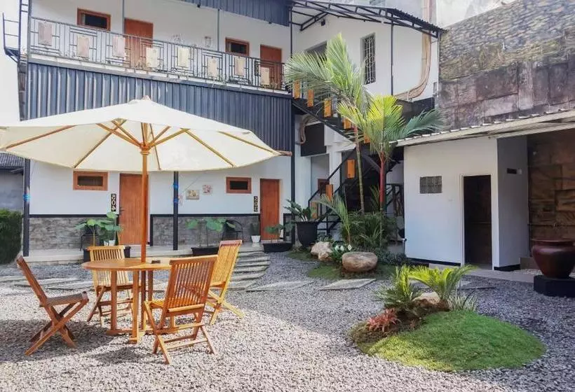 Hotelli Reddoorz Near Velodrome Malang 2