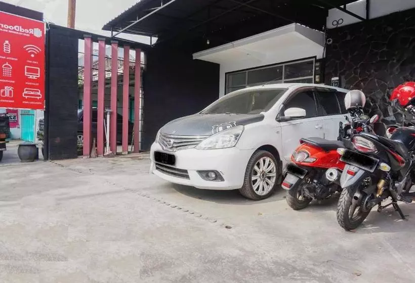 Hotelli Reddoorz Near Velodrome Malang 2