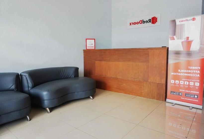 בית מלון כפרי Reddoorz Near Velodrome Malang 2