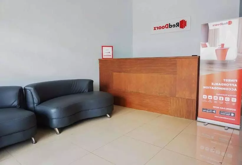 Hotelli Reddoorz Near Velodrome Malang 2