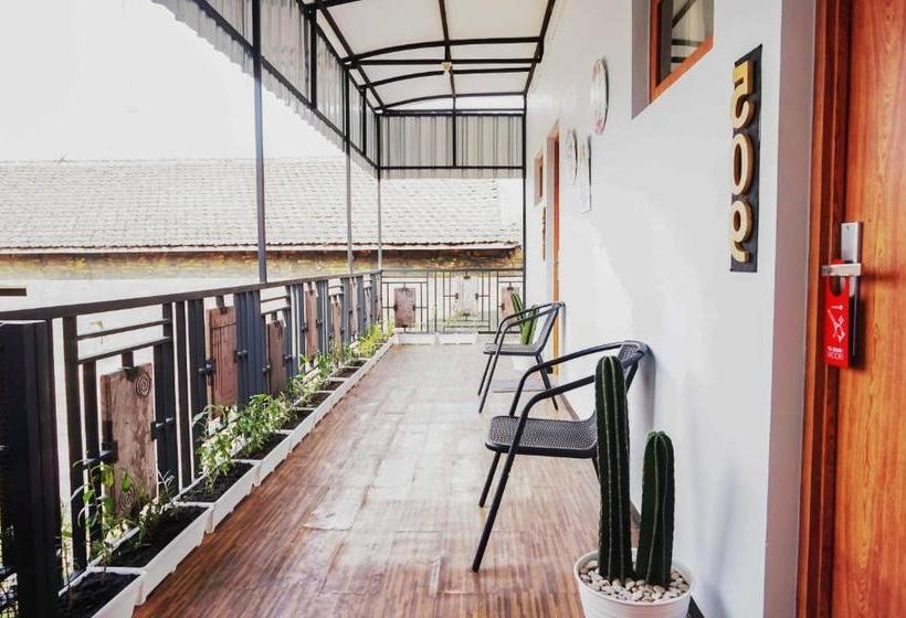 فندق Reddoorz Near Velodrome Malang 2