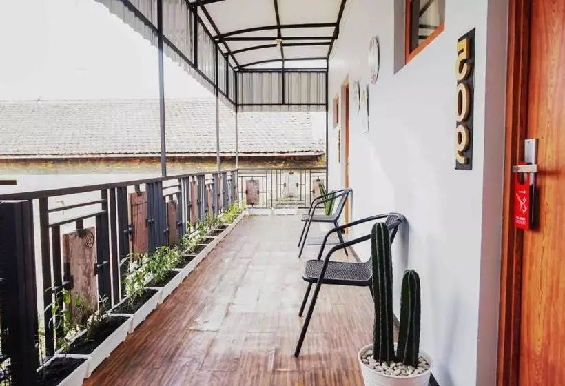 Hotelli Reddoorz Near Velodrome Malang 2