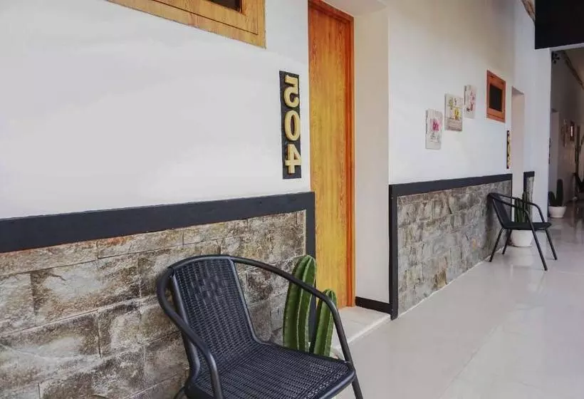 Hotelli Reddoorz Near Velodrome Malang 2