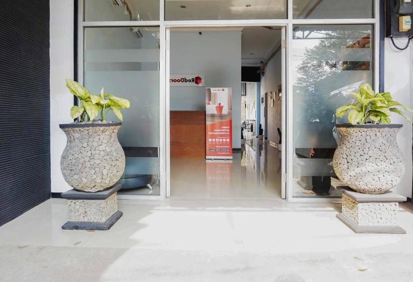 בית מלון כפרי Reddoorz Near Velodrome Malang 2