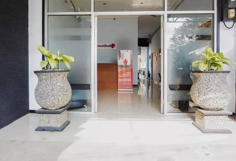 Hotelli Reddoorz Near Velodrome Malang 2