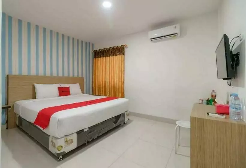 Hotelli Reddoorz Plus @ Cemara Asri Medan